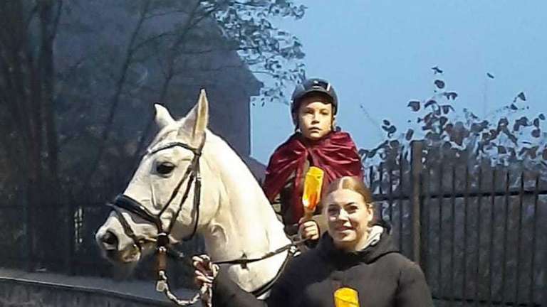 Laternenumzug mit Pony Lotti